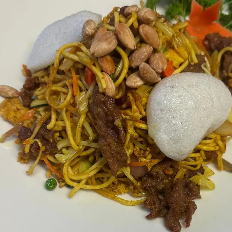 Gebratene Nudeln mit Rindfleisch und Erdnüssen
