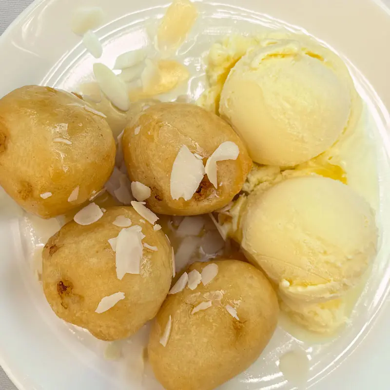Gebackene Banane mit Vanilleeis