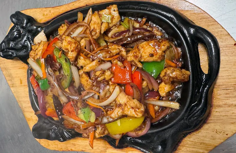 Hühnerfleisch mit Paprika und Zwiebeln