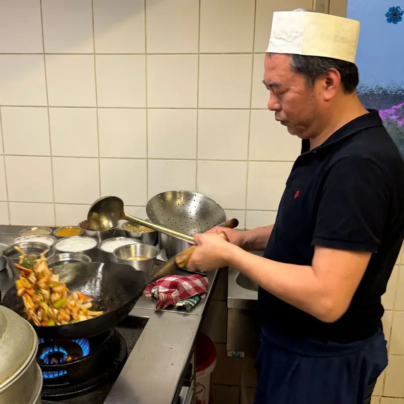 Am Wok: der Chef bei der Arbeit